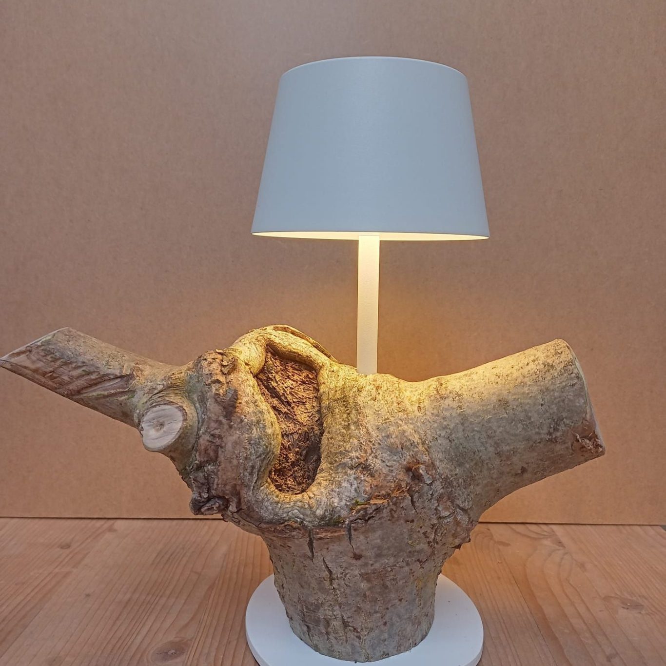 Upcycling Holzlampe in Form eines Baumes mit modernem Lampenschirm.